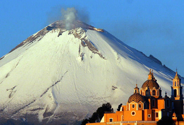 puebla popocatepetl volcano eruption | O Ufo gigante volta a entrar no vulcão no México | polemica    Curiosidades