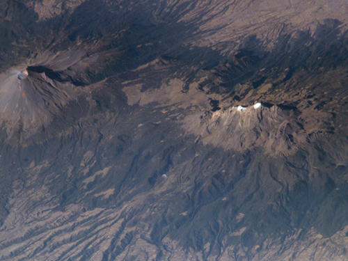 Vulcões Popocatepetl e Iztaccíhuatl, no México.