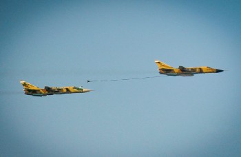 Iranian Su-24 'esgrimistas "demonstrando as suas capacidades de reabastecimento ar-ar (Foto: Hosein Velayati).