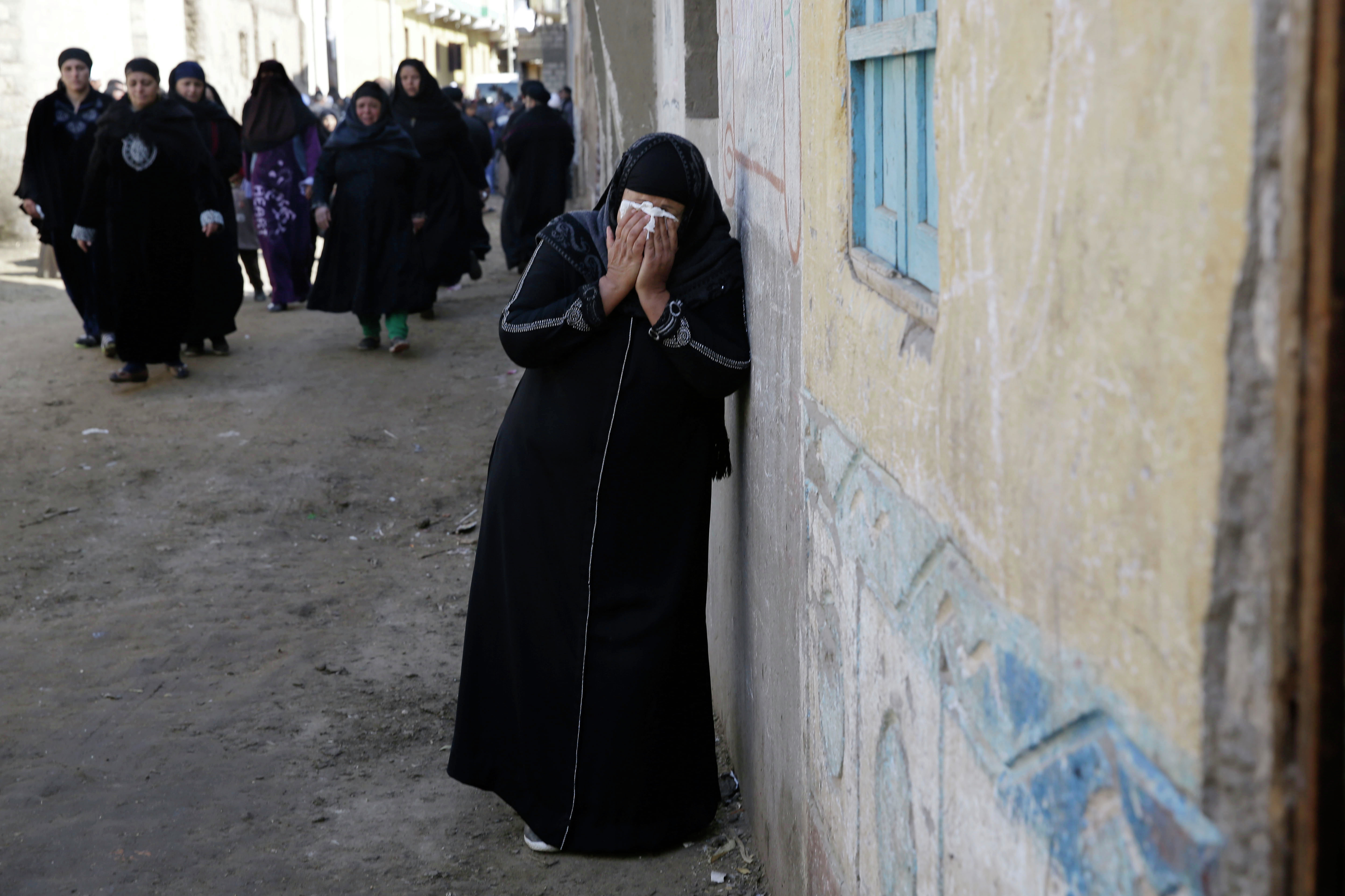 Uma mulher chora para os cristãos coptas egípcios capturados na Líbia e mortos por militantes filiados ao grupo Estado Islâmico, do lado de fora da igreja Virgem Maria, na aldeia de el-Aour, perto de Minya, 220 quilômetros (135 milhas) ao sul de Cairo, Egito , segunda-feira 16 de fevereiro, 2015