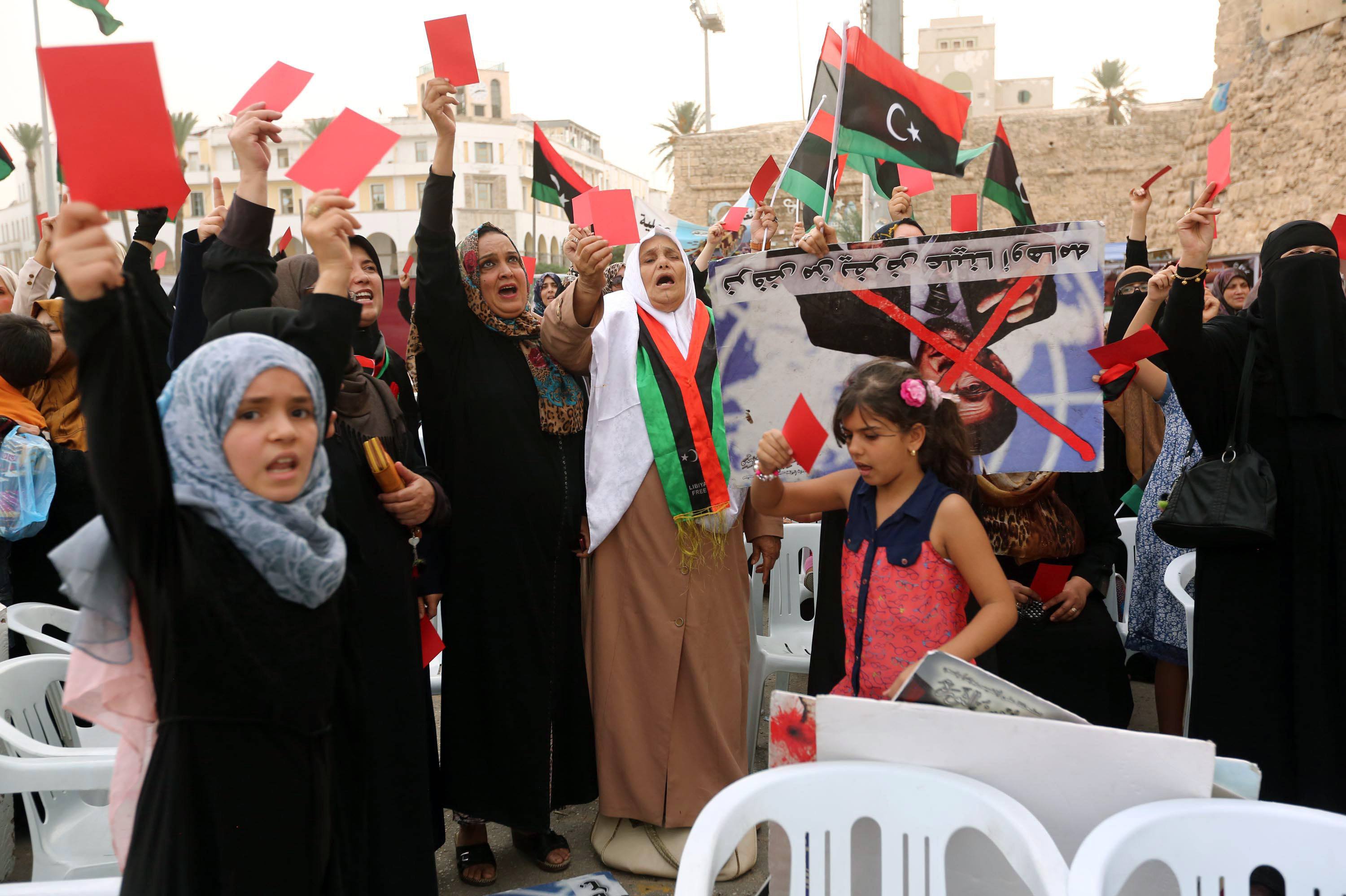 Mulheres líbias levantar cartões vermelhos durante um protesto contra o governo de unidade nacional proposto pelo enviado das Nações Unidas Bernardino Leon em 09 de outubro de 2015, no centro de Praça dos Mártires de Trípoli.