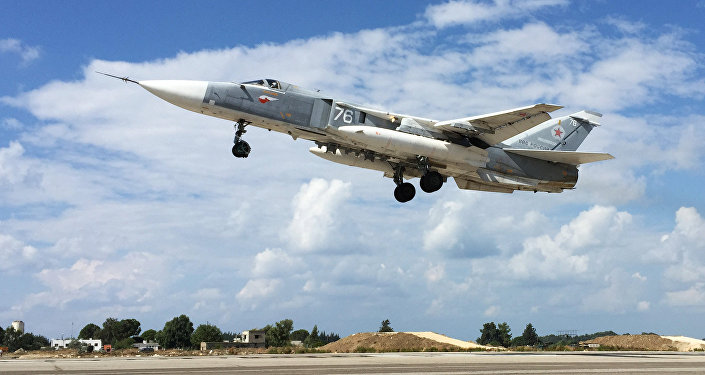 Bombardeiro Su-24 decola a partir de aeródromo de Khmeimim na Síria