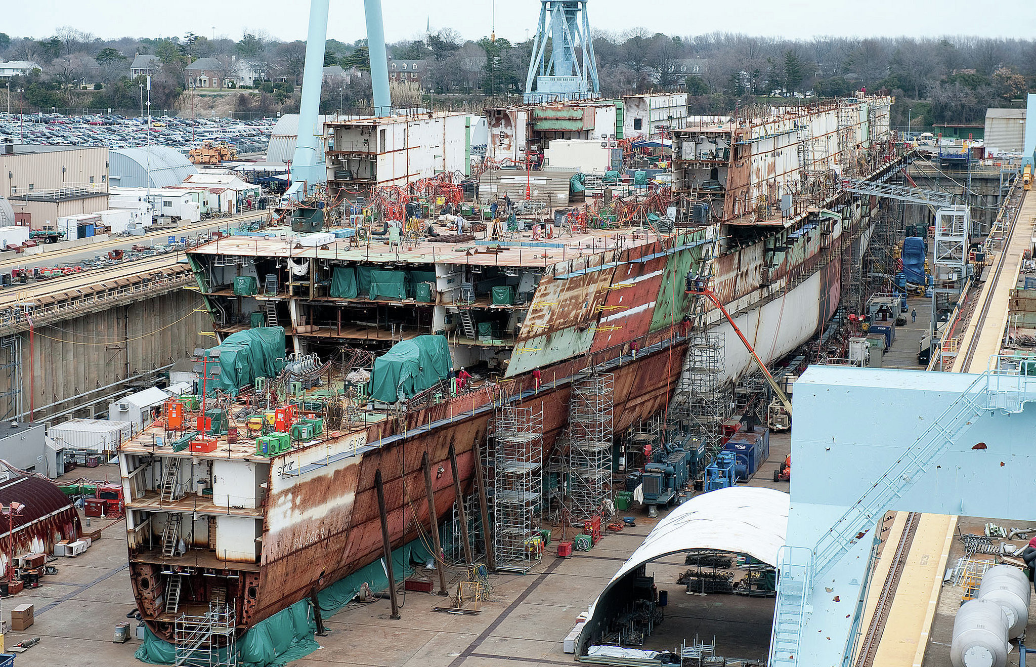 O USS Ford - visto aqui em construção em 2012 - correu US $ 2 bilhões de orçamento, mas a Marinha prometeu a maioria desses custos foram devido a seu ser o primeiro de sua classe e não voltarão a ocorrer com o USS Kennedy.