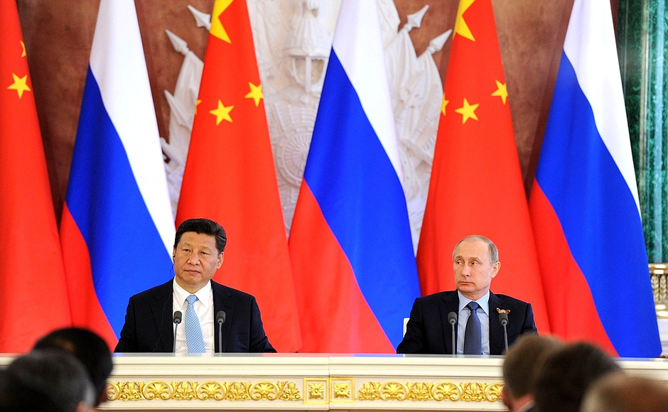 Comunicados de imprensa após conversações russo-chinês.  Com o presidente chinês Xi Jinping.