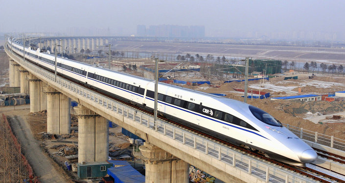 Nesta foto divulgado pela agência de notícias chinesa Xinhua, um trem-bala passa sobre Yongdinghe Bridge, em Beijing quarta - feira, 26 de dezembro, 2012