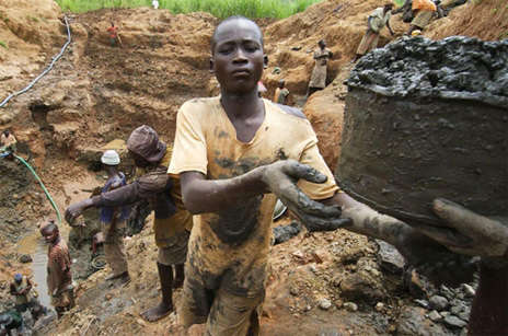 As condições desumanas e a presença de milícias armadas nas minas artesanais do Congo são comuns (Enough Project)
