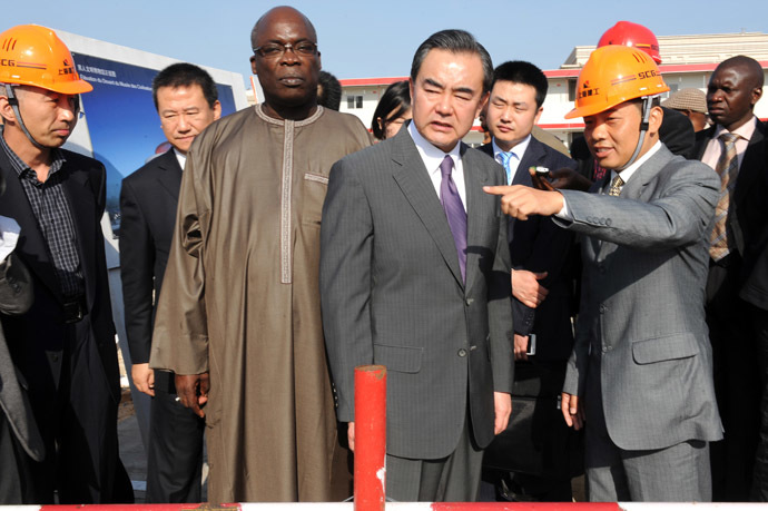 Da China ministro das Relações Exteriores Wang Yi (C), ladeado pelo ministro da Cultura do Senegal, Abdou Azize Mbaye (CL), visita o canteiro de obras do chinês-financiado Museu de "Civilizações Noires" (civilizações negras) do Senegal, 11 de janeiro de 2014, em Dakar.  (Foto: AFP)