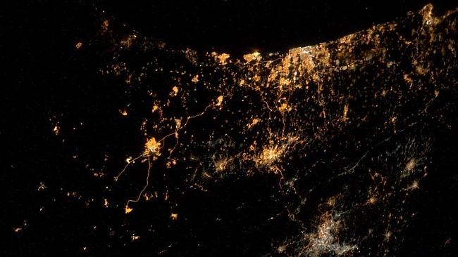 Astronauta Alexander Gerst twittou esta foto impressionante mostrando explosões sobre Israel um