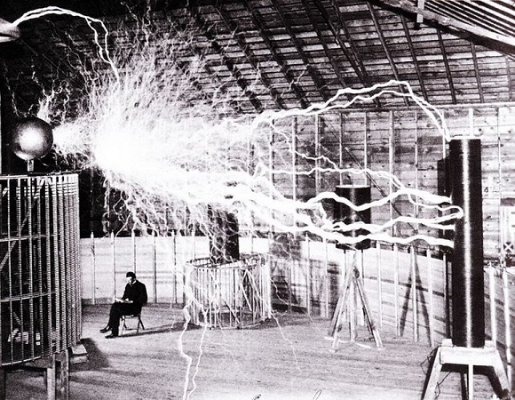 Imagem cientista louco no trabalho, Imagem de Nikola Tesla em seu laboratório, onde ele detectou sinais incomuns. Crédito: Wikimedia Commons.