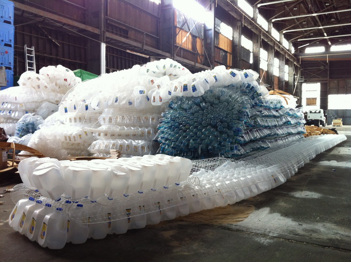 A Escultural Nuvem de garrafas de plástico Ilustra Uma Hora de Lixo em Nova York escultura de lixo plástico de Nova York nuvens instalação múltiplos 