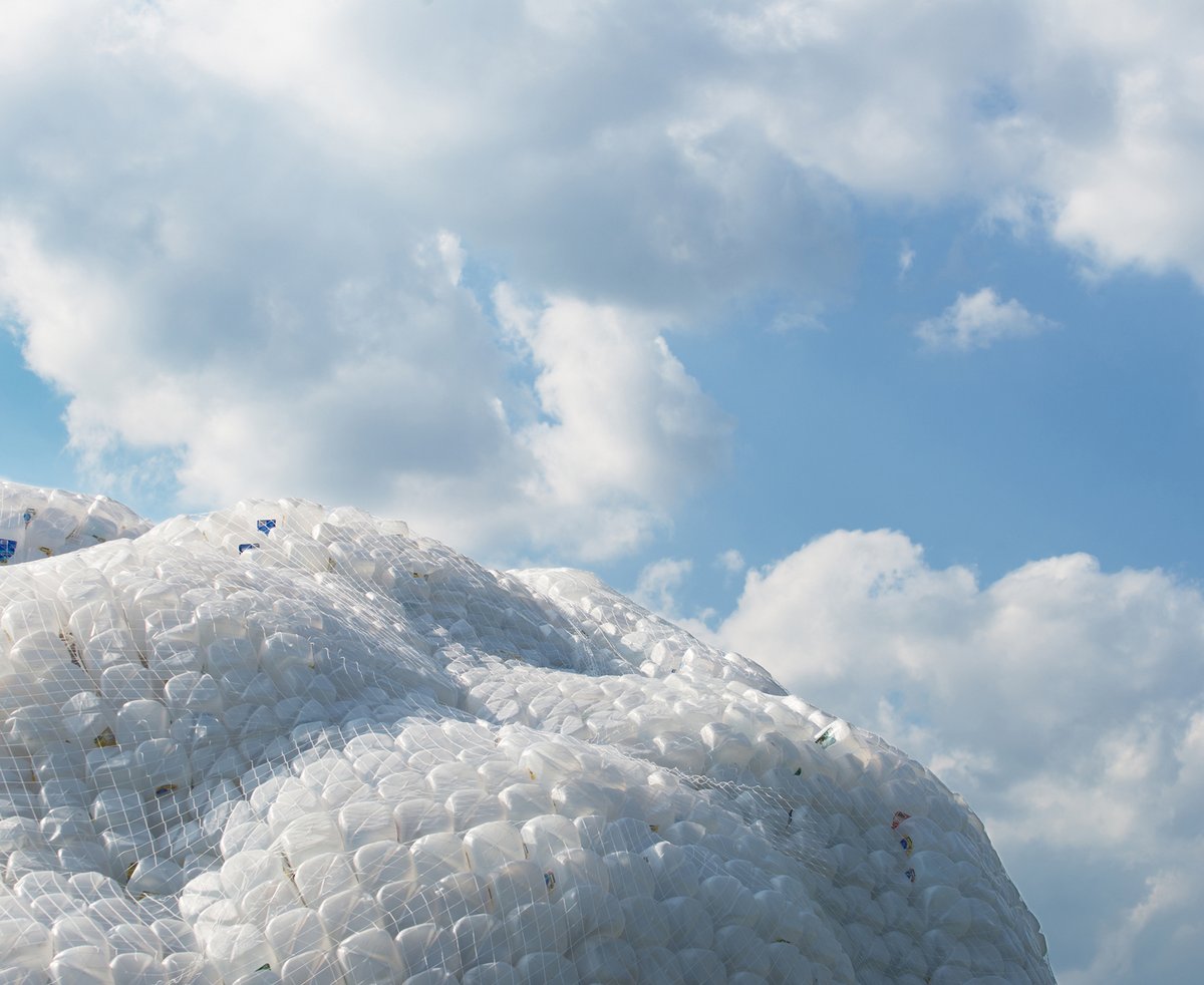A Escultural Nuvem de garrafas de plástico Ilustra Uma Hora de Lixo em Nova York escultura de lixo plástico de Nova York nuvens instalação múltiplos 