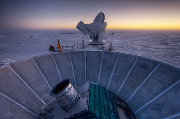 Nesta foto de 2007 o sol se põe por trás do telescópio BICEP2 na Antártida (Foto: Steffen Richter/AP)