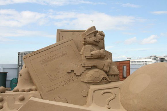mario escultura em areia