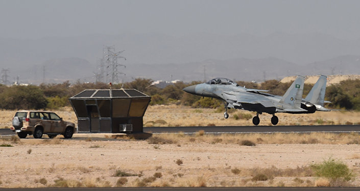 Uma foto tirada em 16 de novembro de 2015 mostra uma Arábia F-15 jet fighter pouso na base aérea militar Khamis Mushayt, cerca de 880 km da capital Riyadh