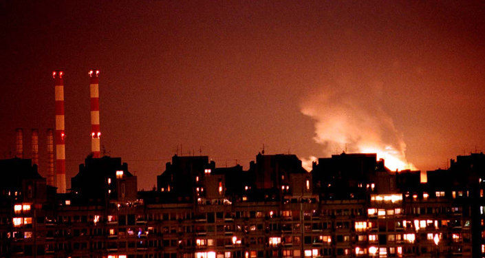 Flamas de uma explosão iluminar o horizonte Belgrado perto de uma estação de energia após mísseis de cruzeiro e aviões de guerra da Otan atacaram a Jugoslávia tarde quarta-feira, março 24, 1999