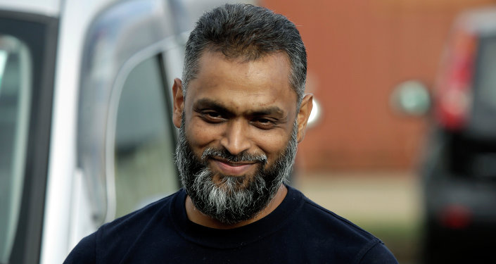 Britânico Moazzam Begg deixa prisão Belmarsh no sul de Londres, após a sua libertação, quarta-feira, outubro 1, 2014