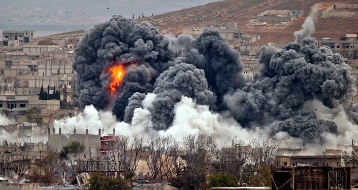 Fumo sobe da cidade síria de Kobani, na sequência de um ataque aéreo por os EUA levou coalizão, visto de uma colina fora Suruc, na fronteira Turquia-Síria segunda-feira, novembro 17, 2014.