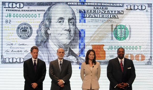 A equipe FED em 2010, no lançamento de um novo, nota de dólar anti-falsificação.  (Foto: AP)