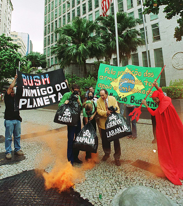 Manifestação liderada pelo então deputado Carlos Minc, em 2002, contra o pedido de demissão de Bustani da direção da Opaq